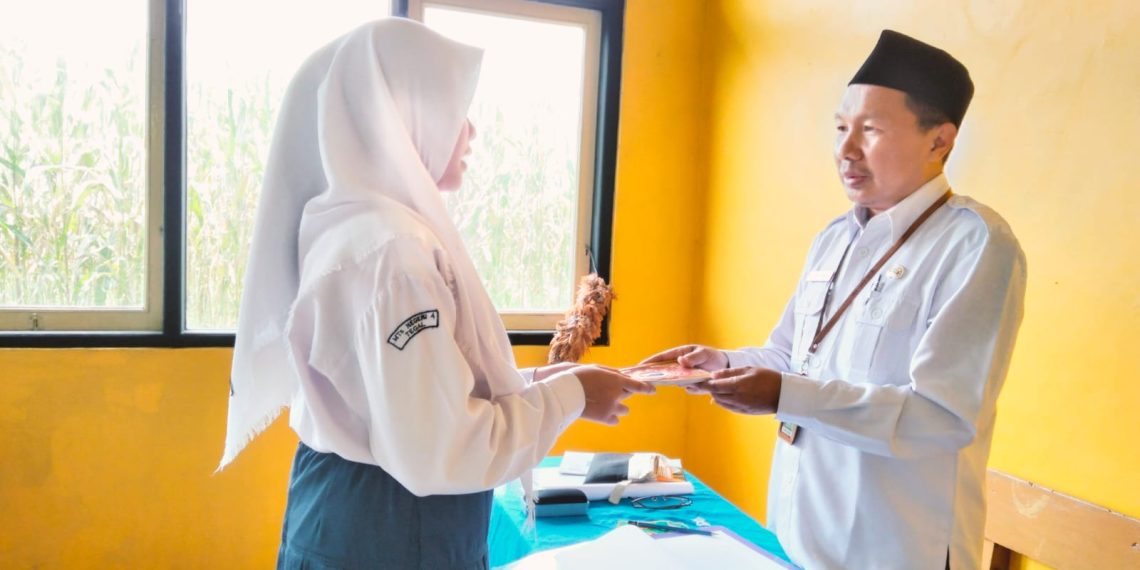 Praktik Akad Hibah di MTs Negeri 4 Tegal: Belajar Nilai Keikhlasan dan Kasih Sayang