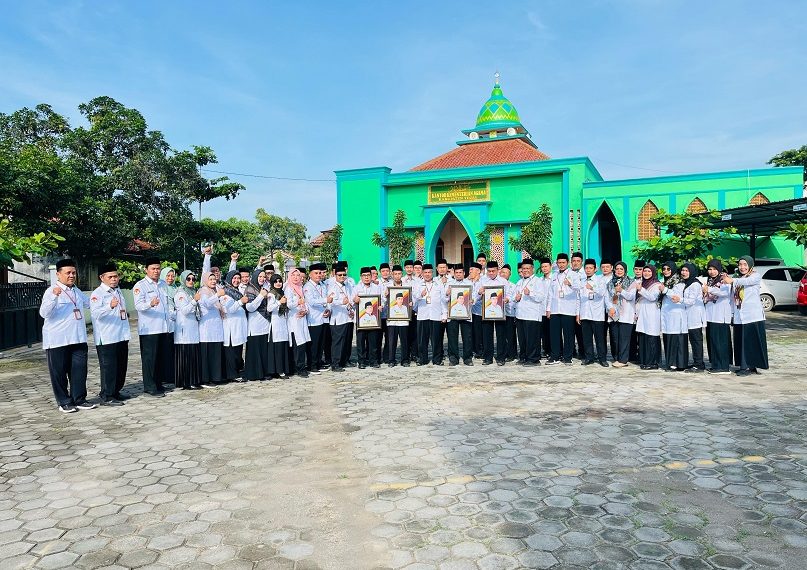Kepala Kemenag Kab. Tegal Serahkan 4 SK Pensiun ASN dalam Apel Pagi