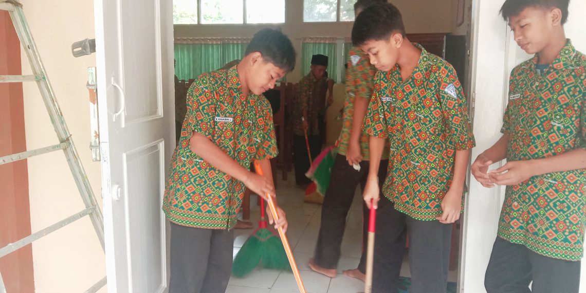 Hari Pertama Masuk Madrasah, Siswa MTs Negeri 2 Tegal Laksanakan Refleksi Libur Idulfitri dan Bersih-Bersih Kelas