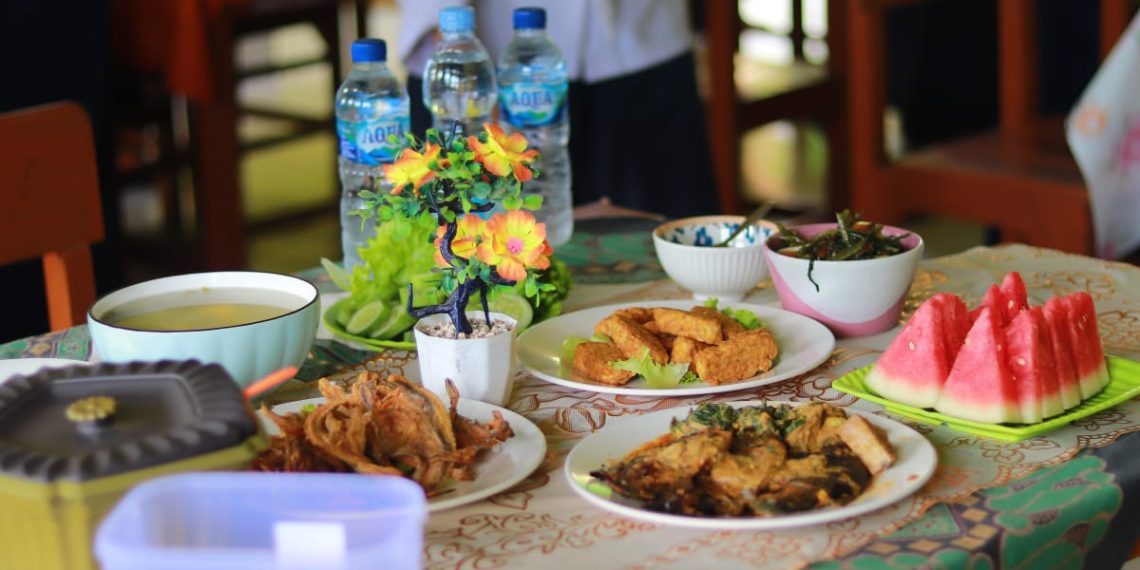 Layaknya Restoran Bintang Lima, Siswi MTsN 1 Tegal Tampilkan Presentasi Hidangan Penuh Totalitas